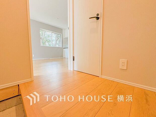 清潔感漂う廊下。各お部屋をつなぐ主要空間として美しく存在しています。