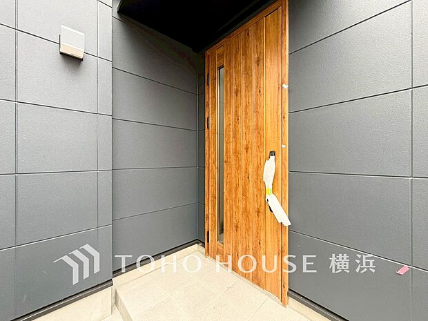 お住まいの顔となる玄関。住まう方のプライドを満たすクオリティを備えています。 