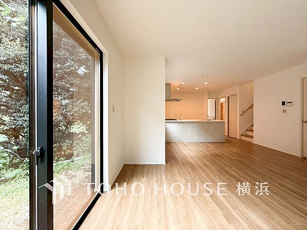 家族みんなが爽やかに健やかに過ごせるように、溢れる光をたっぷり取り込んだリビング。