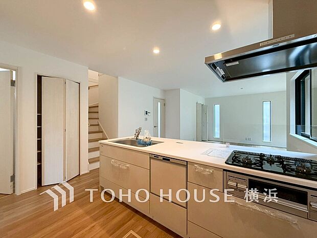 機能性とデザイン性を兼ね備えたシステムキッチン。リビングとの一体感も考慮され、美しい空間が実現。