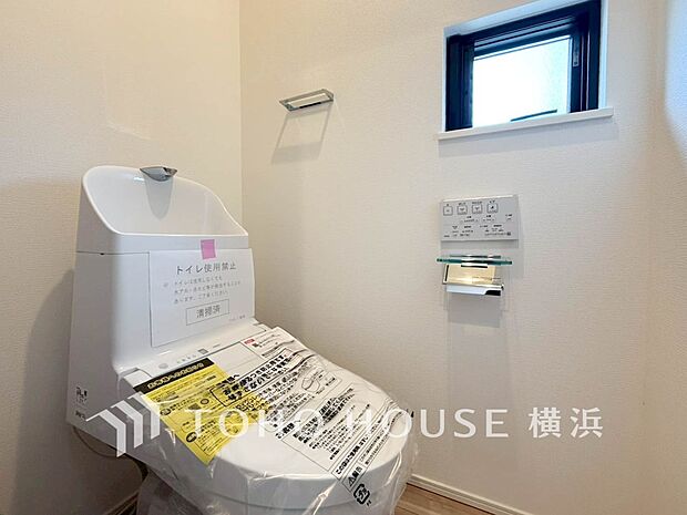 換気と明るさに配慮した、清潔感溢れるトイレ。落ち着いた空間で安らぎのひとときをお過ごしいただけます。