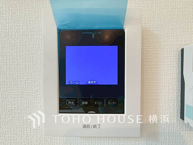 誰が来てもわかる様にモニター付きインターホンを設置。快適と安らぎを合わせた優しい設計。