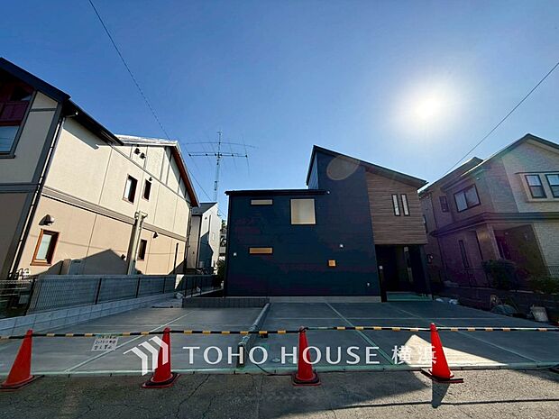 住む人を映し出す洗練された佇まいは、いつまでも輝き続けながらいつしか街の風景に溶け込んでいきます。