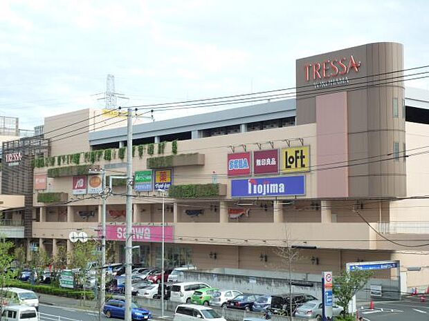 トレッサ横浜 1400m 首都圏初のオートモール複合施設。ショッピング、グルメ、小さなお子さまも楽しめます。