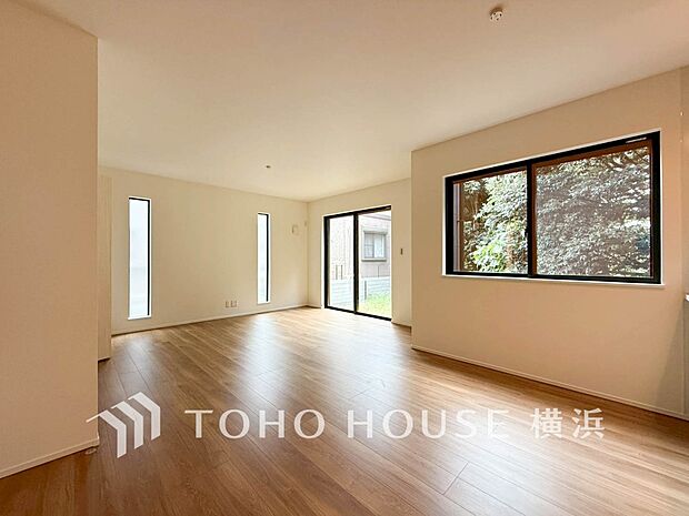 光と風があふれる開放的なリビングダイニングには自然と家族みんなが集まってきます。