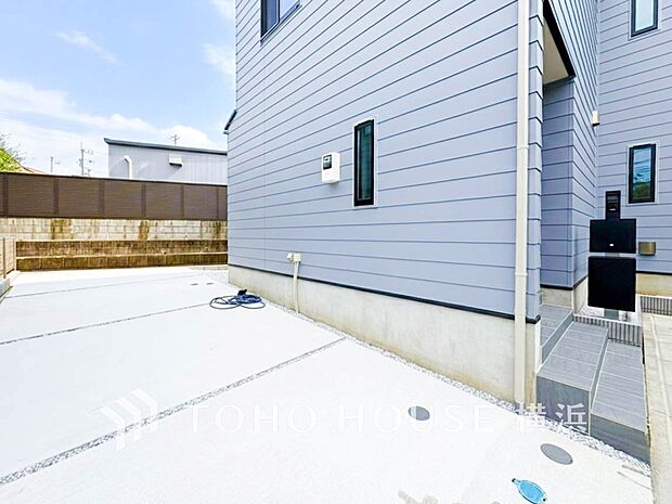 敷地内に駐車スペースがあると、日々の暮らしのをスムーズに運ぶ事が出来ます。 4号棟 