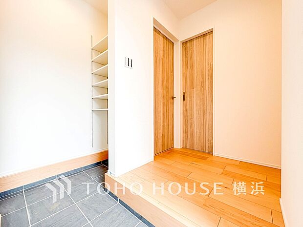 上質感漂う玄関と廊下。居住者の帰り、訪れる方を優しく迎えてくれます。 4号棟 