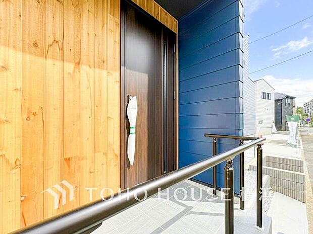 お住まいの顔となる玄関。住まう方のプライドを満たすクオリティを備えています。  1号棟 