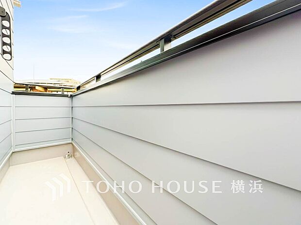 休日にまとめてお洗濯される方も安心のバルコニー。 4号棟