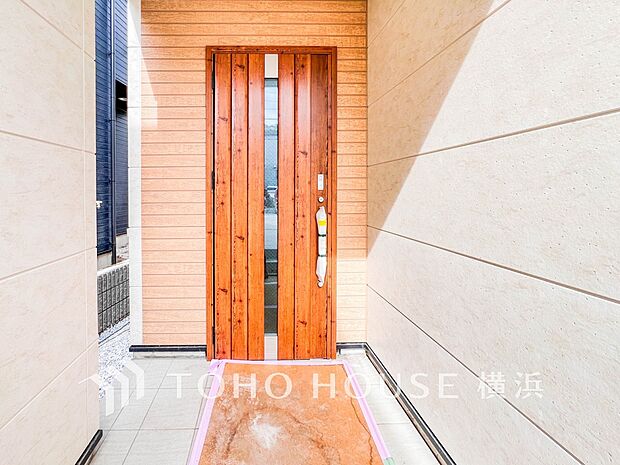 デザイン性の高いエントランスは、住む方のプライドを満たすクオリティ。（A号棟）