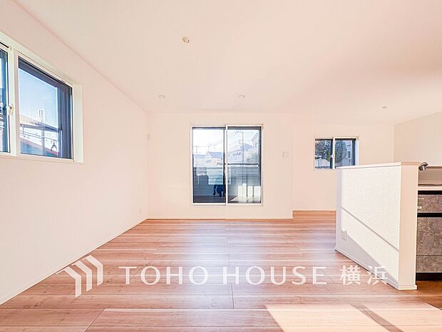 明るく開放的な空間が広がるLDK。室内には豊かな陽光が注ぎ込み、爽やかな住空間を演出。