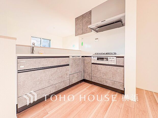 機能性とデザイン性を兼ね備えたシステムキッチン。リビングとの一体感も考慮され、美しい空間が実現。