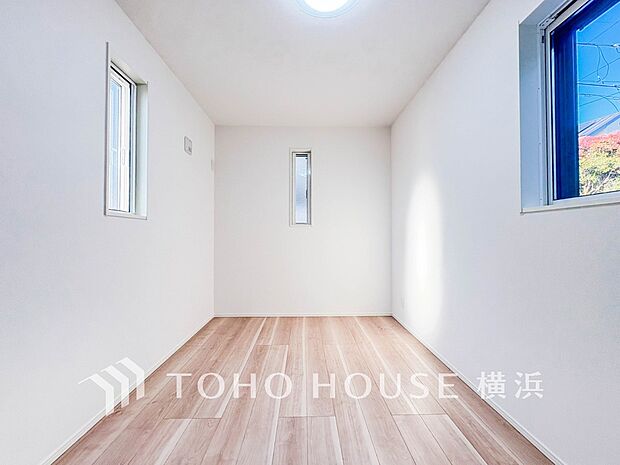 通風・採光にも優れ、心地よい光と風があふれています。プライベートな自分時間を快適に過ごせるお部屋。