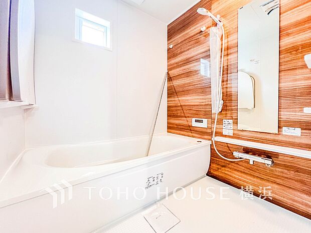 一日の疲れが癒される優雅な時間を堪能できるゆとりあるバスルームです。（A号棟）