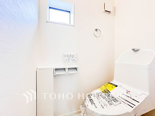 換気と明るさに配慮した、清潔感溢れるトイレ。(A号棟)