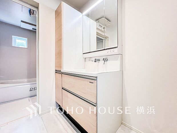 収納たっぷりの洗面台。毎朝身支度で活躍するスペースです。(A号棟)