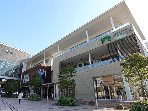 たまプラーザテラス　1200m　たまプラーザ駅直結のショッピングエリア。ファッション、インテリア雑貨などお洒落なお店が揃います。 