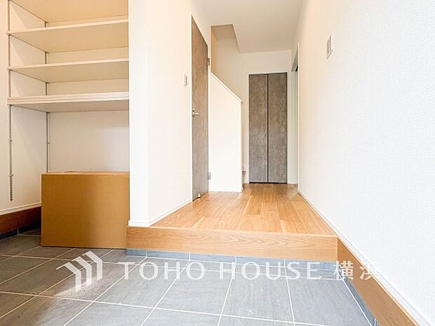 清潔感漂う廊下。各お部屋をつなぐ主要空間として美しく存在しています。