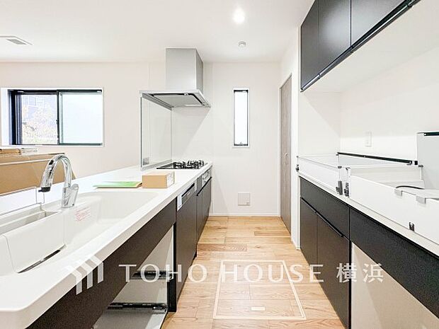 明るい自然光が入るキッチン。家族そろってキッチンに立っても調理がしやすく余裕の広さ。