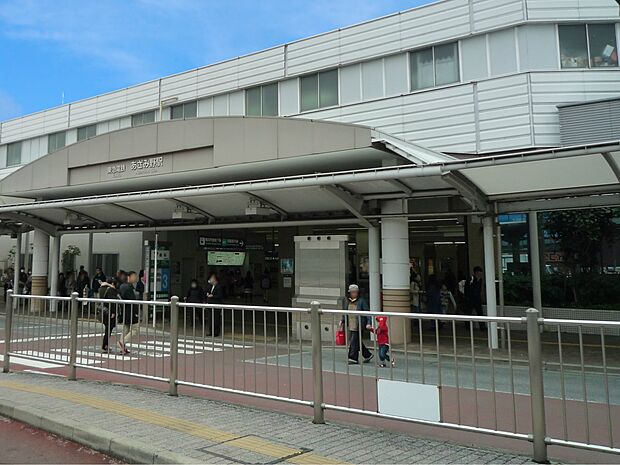 東急田園都市線・横浜市営地下鉄ブルーライン『あざみ野』駅　1120m　田園都市線の急行停車駅。「渋谷」駅、「大手町」駅へダイレクトアクセス。横浜市内のアクセスも良好。 