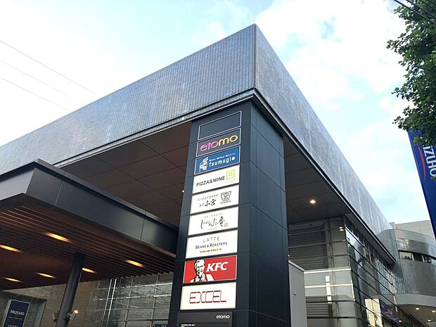 エトモあざみ野　1100m　カフェ、レストラン、ドラッグストア、東急ストア、保育園など、あざみ野駅直結の商業施設です。 