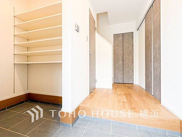 清潔感漂う廊下。各お部屋をつなぐ主要空間として美しく存在しています。