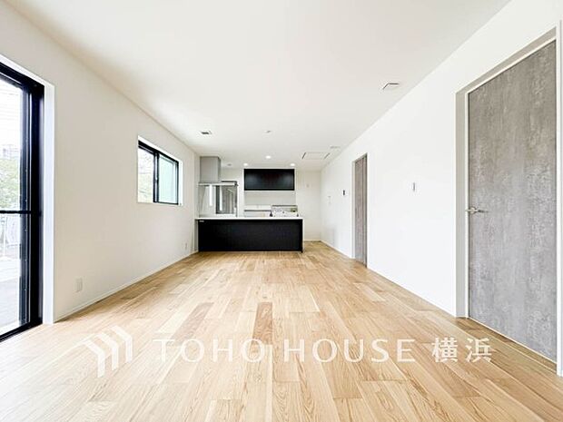 あたたかい日差しがたっぷり降り注ぐLDKは自然と家族の顔があかるい笑顔に。