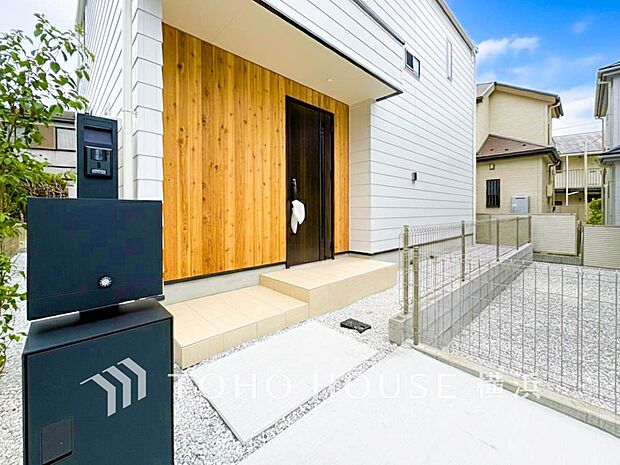 お住まいの顔となる玄関。住まう方のプライドを満たすクオリティを備えています。