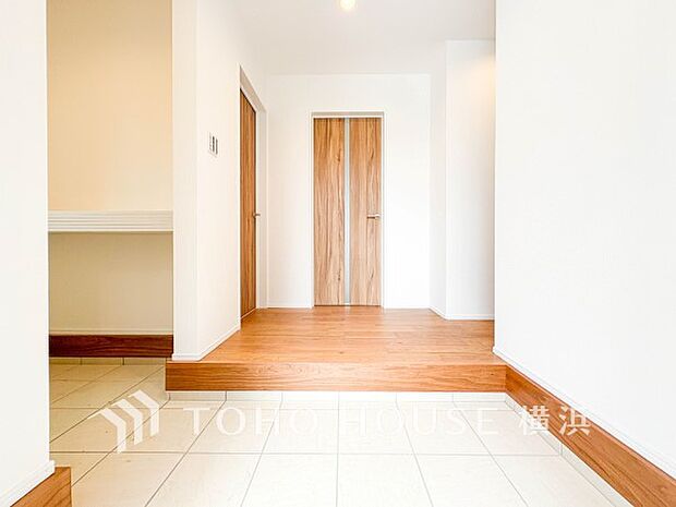 上質感漂う玄関と廊下。居住者の帰り、訪れる方を優しく迎えてくれます。