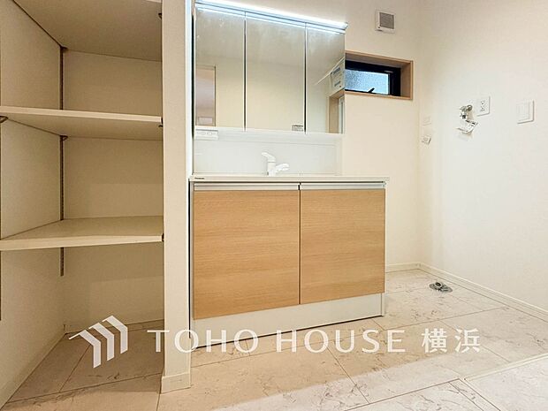 収納たっぷりの洗面台。毎朝身支度で活躍するスペースです。