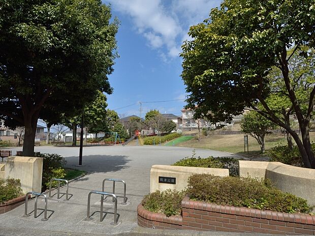 岡津公園　350m　生い茂る緑が豊かなこもれび溢れる高台の公園。吹きぬける風を感じながら遊んだり涼んだりができます。 