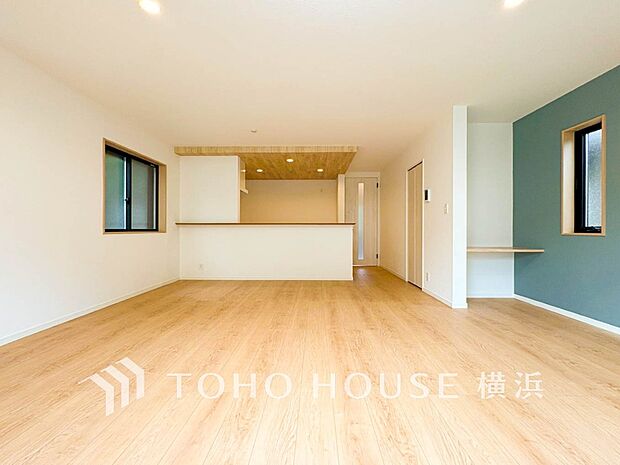 光と風があふれる開放的なリビングダイニングには自然と家族みんなが集まってきます。