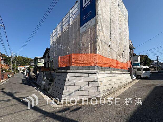 忙しく過ぎゆく日常を置き去るほど、ゆったりした時間が流れる住環境。(2025年11月撮影)