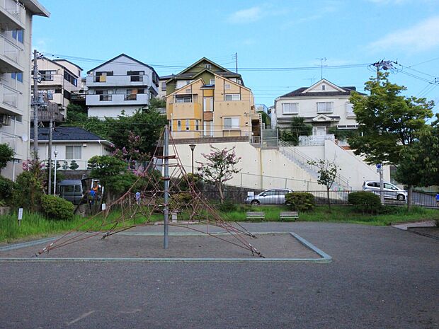 西柴一丁目公園　500m　住宅街の中の明るい公園。まるでクモの巣のようなロープの遊具があります。 