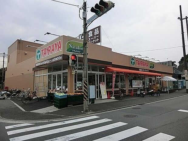 TAIRAYA八景島店 1300m 毎日の食卓を彩る新鮮な食料品がお手ごろ価格で揃います。よいお肉やお魚が安く手に入ると評判です。