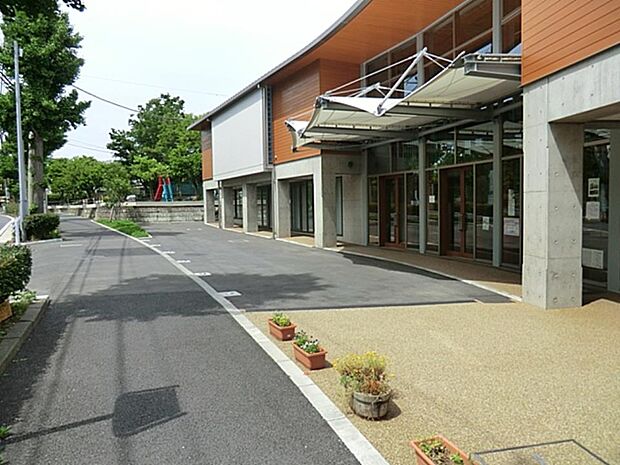 文庫幼稚園 600m 園内のかまどで炊いたごはんや汁を食べる月に一度の「かまどの日」は大切な食育の機会です。