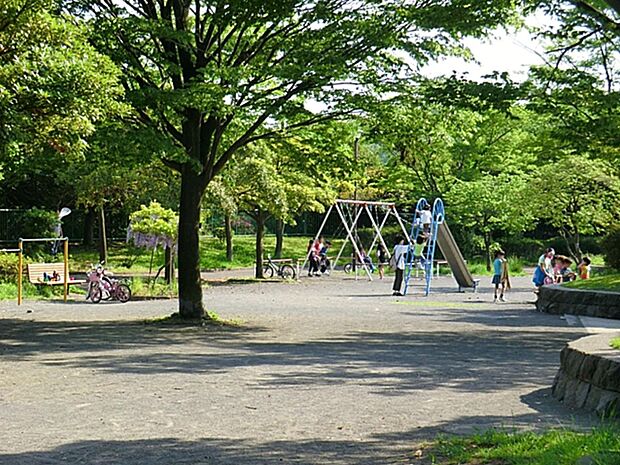 能見台東公園　1000m　緑豊かな公園です。お子様が楽しめる遊具があるエリアのほかに野球グランド、テニスコートがあります。 