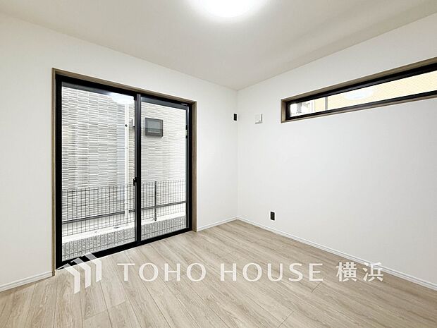 一日の疲れをいやしてくれる寝室。時を忘れて過ごす場所として過ごせるお部屋。