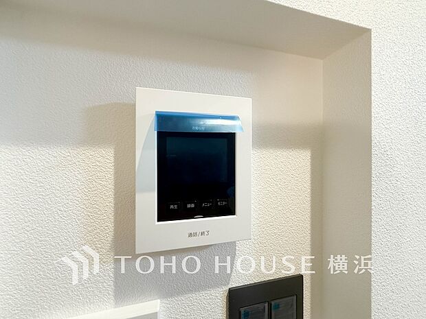 誰が来てもわかる様にモニター付きインターホンを設置。快適と安らぎを合わせた優しい設計。