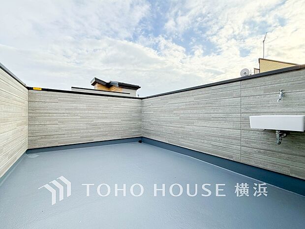 大空と眺望を心ゆくまで楽しめます。広々としたオープンエア空間が開放感あふれる毎日を演出。