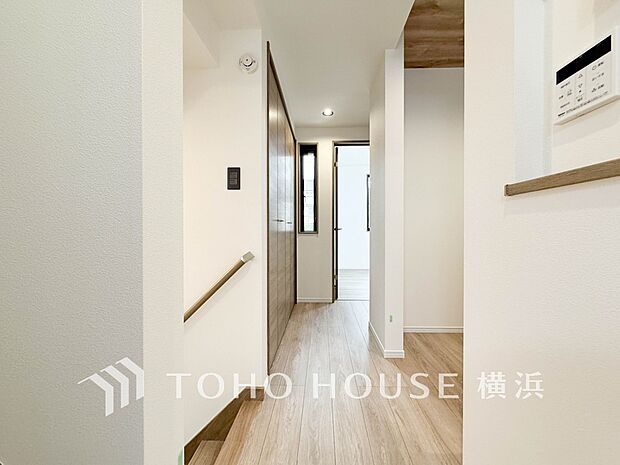 清潔感漂う廊下。各お部屋をつなぐ主要空間として美しく存在しています。