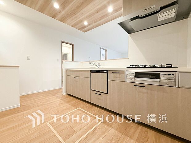 機能性とデザイン性を兼ね備えたシステムキッチン。リビングとの一体感も考慮され、美しい空間が実現。