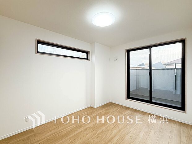 通風・採光にも優れ、心地よい光と風があふれています。プライベートな自分時間を快適に過ごせるお部屋。