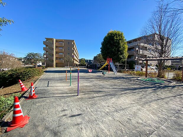 三保天神前久保公園　550m　緑の木々に囲まれた明るい公園。お子様が走り回れる広場と滑り台やブランコなどの遊具もございます。 