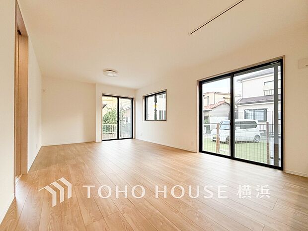 光と風があふれる開放的なリビングダイニングには自然と家族みんなが集まってきます。