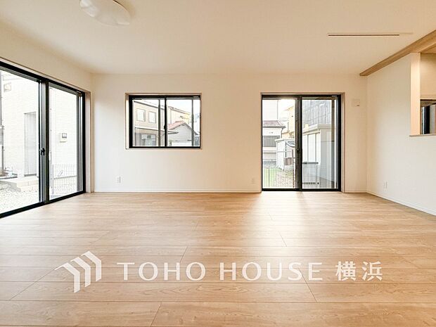 忙しい朝でも、しっかり家族が揃って食事をして頂けるゆとりある大きさのダイニングスペース。