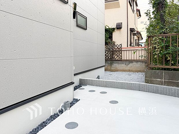 敷地内にもゆとりを感じるスペースがございます。