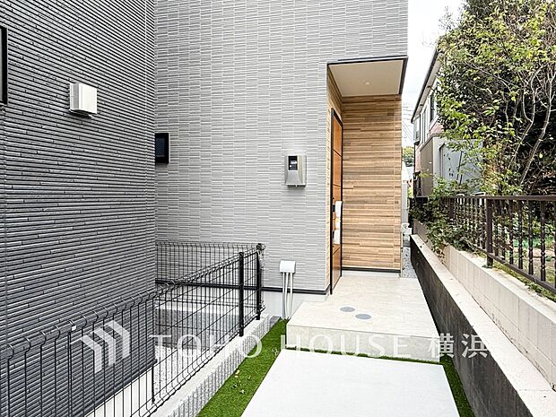 デザイン性の高いエントランスは、住む方のプライドを満たすクオリティ。