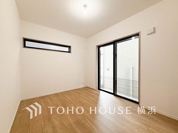 一日の疲れをいやしてくれる寝室。時を忘れて過ごす場所として過ごせるお部屋。