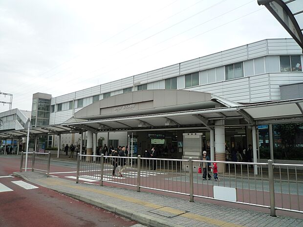 あざみ野駅(東急田園都市線) 2500m 急行停車駅。渋谷までの所要時間は急行乗車で約20分、JR線が乗り入れる長津田駅までは約7分。